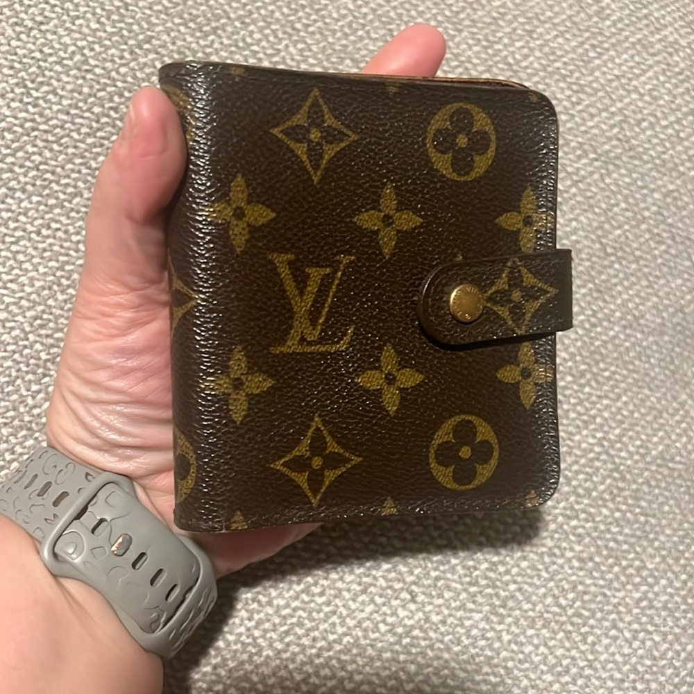 Louis Vuitton Authentic Monogram compact wallet MI0949